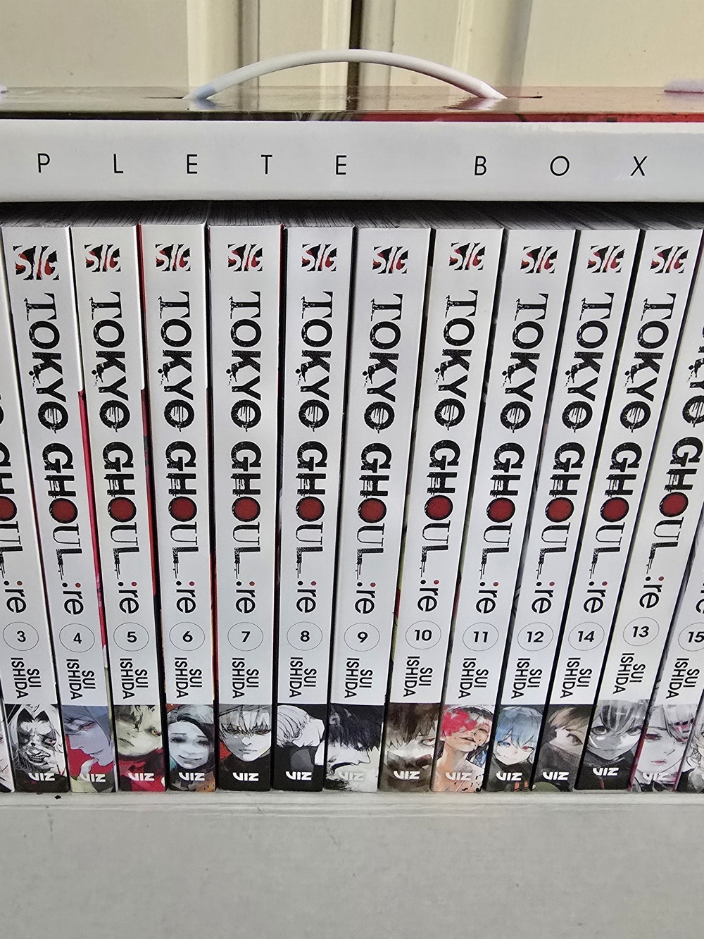 Tokyo Ghoul Complete Box Set — Red Artwork Collector Box - Picture 2 of 3